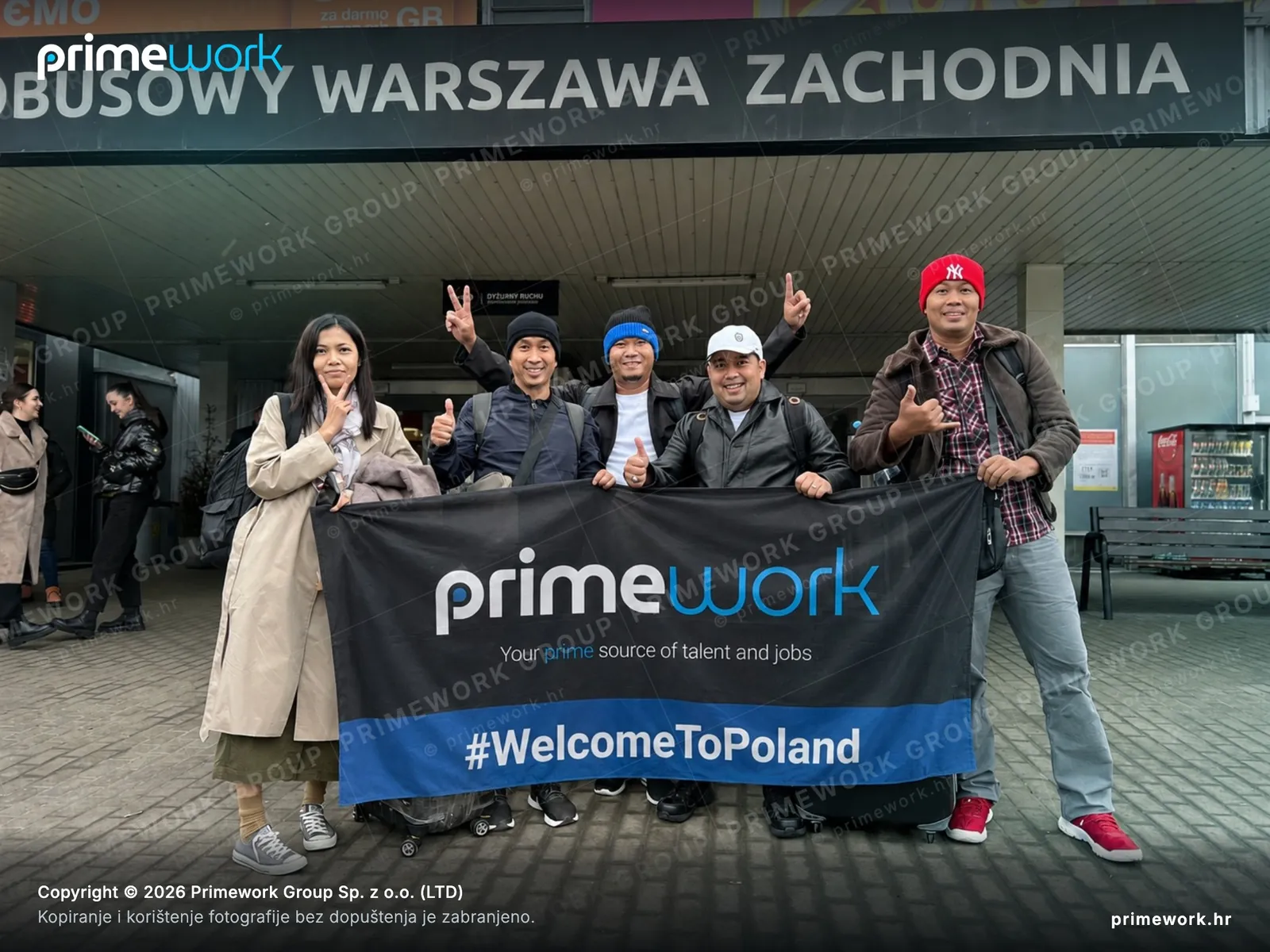 Grupa stranih radnika sa prtljagom na stanici Varšava Zapadna