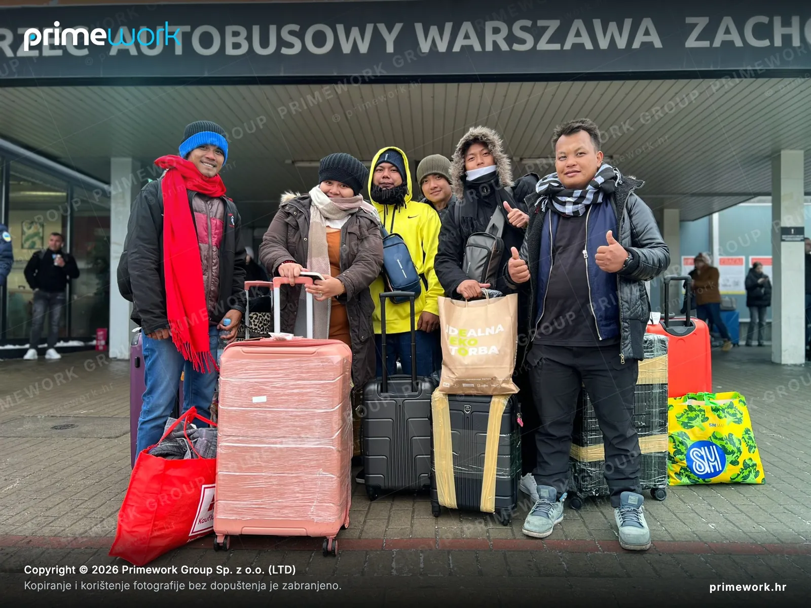 Grupa stranih radnika sa prtljagom na stanici Varšava Zapadna